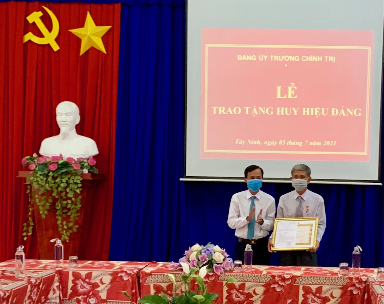 Đảng bộ Trường Chính trị trao tặng huy hiệu 30 năm tuổi Đảng