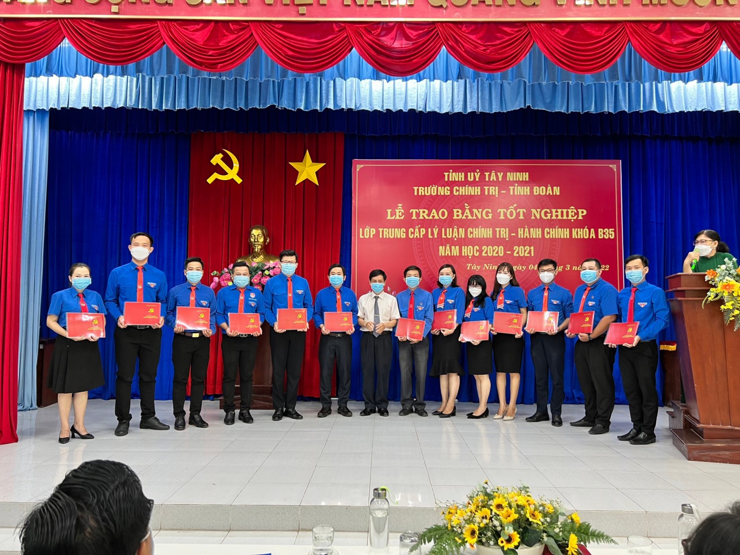 Đ/c Trương Văn Thành - Phó Hiệu trưởng (đứng giữa) trao bằng tốt nghiệp cho học viên