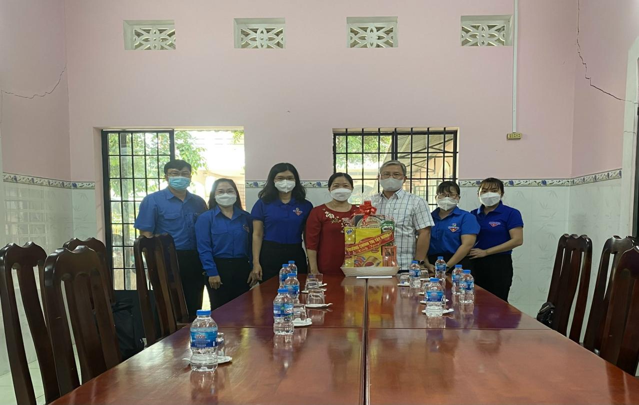 Trường Chính trị Tây Ninh thăm, tặng quà Trường Khuyết tật và Trung tâm nuôi dạy trẻ khiếm thị tỉnh Tây Ninh