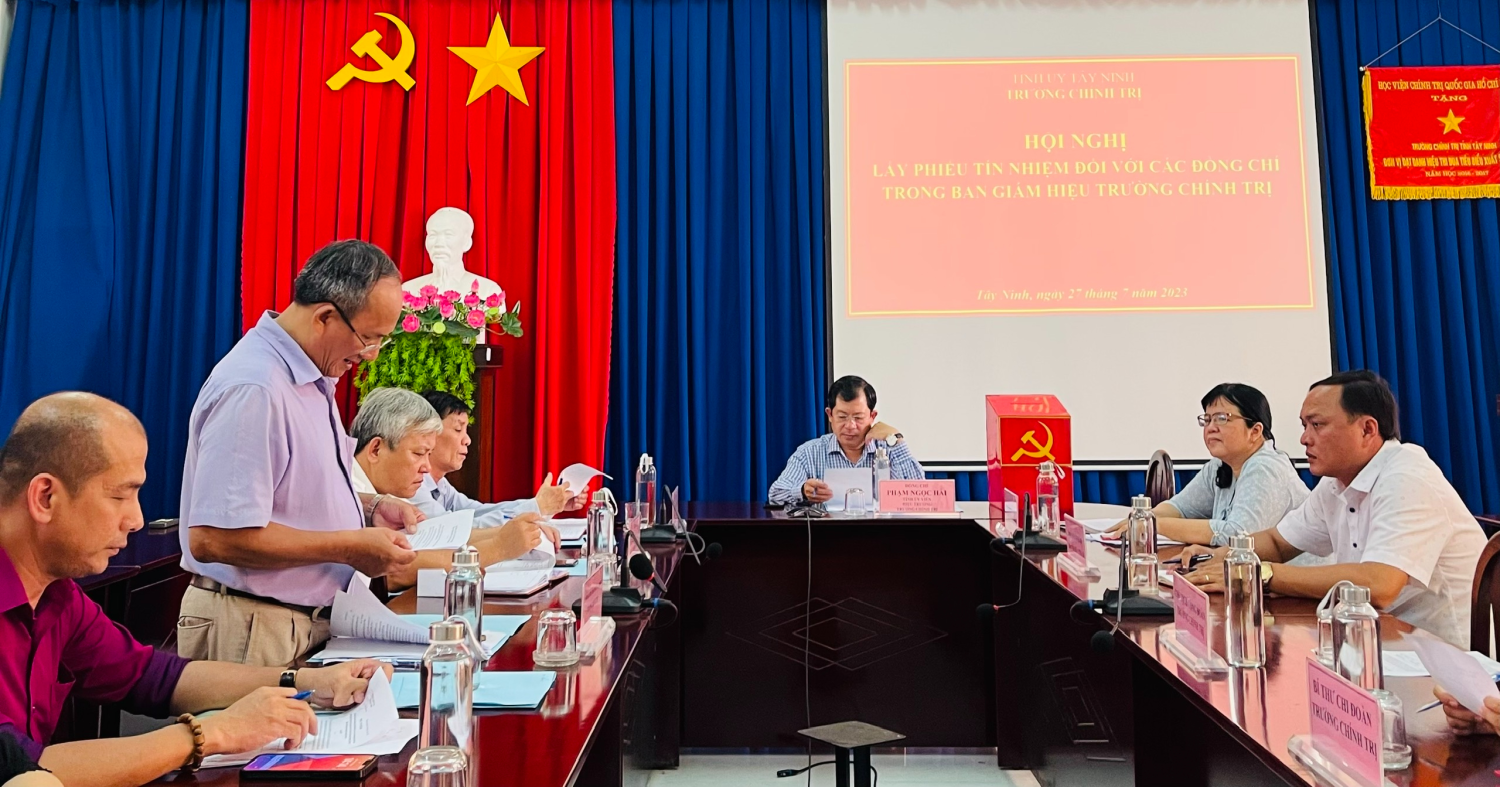 Trường Chính trị Tây Ninh tổ chức Hội nghị lấy phiếu tín nhiệm đối với các đồng chí trong Ban Giám hiệu.
